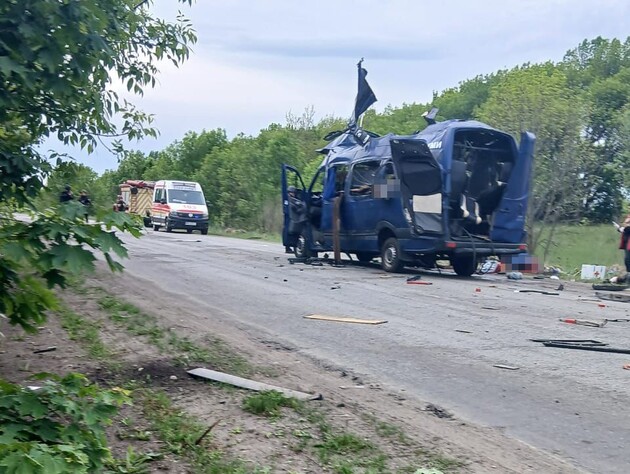 Ударом по автобусу в Сумской области россияне убили семью – Зеленский