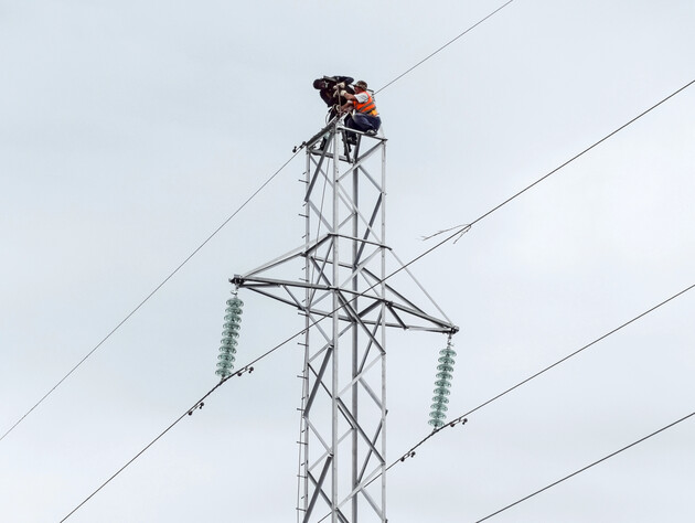 За трое суток энергетики вернули электричество 57 тыс. семей после российских атак – ДТЭК