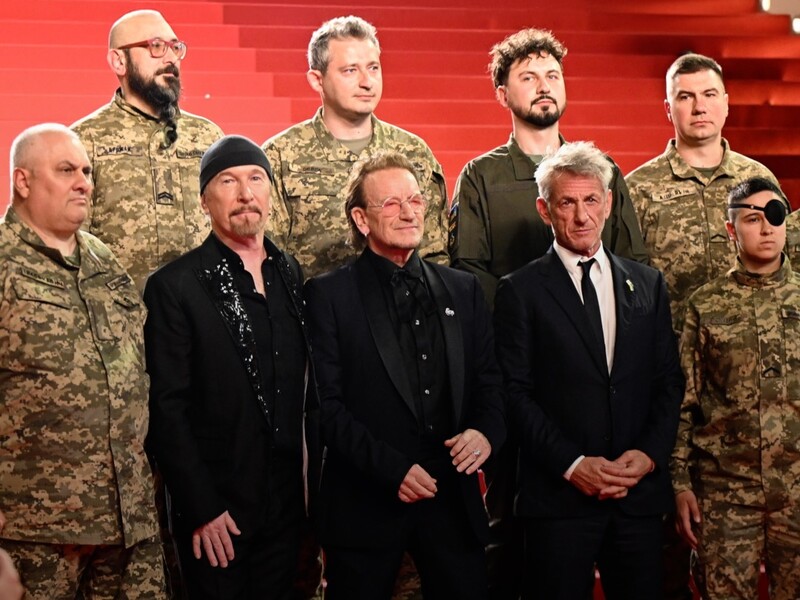 Фронтмен U2 Боно і Пенн з українськими військовими вийшли на червону доріжку в Каннах