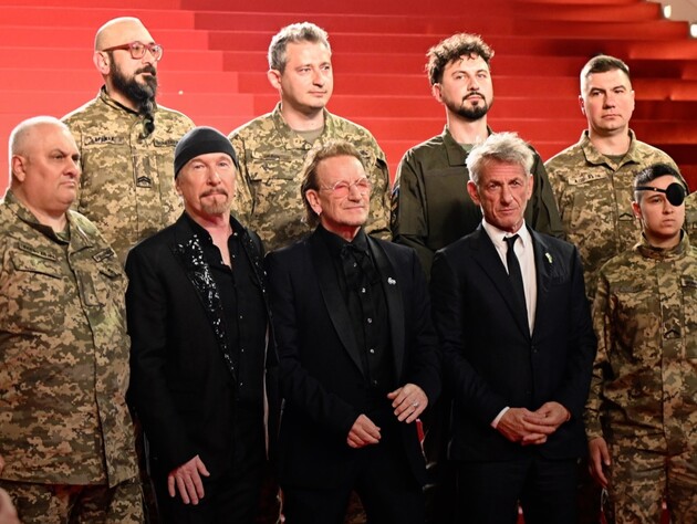Фронтмен U2 Боно і Пенн з українськими військовими вийшли на червону доріжку в Каннах