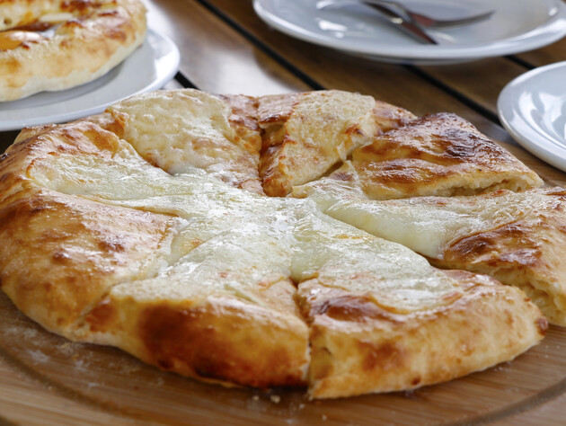 Просто смешайте эти пять ингредиентов – и хачапури без замешивания теста получится вкусным. Идеальный рецепт