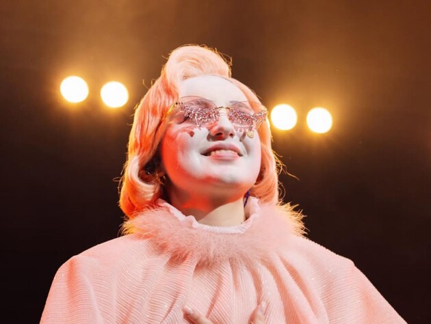 Klavdia Petrivna, которая ранее носила балахоны, вышла на сцену в прозрачном платье. Видео