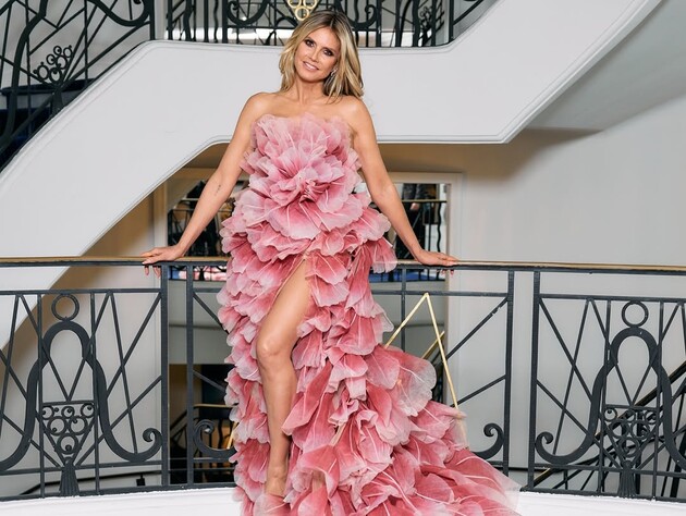 51-річна Клум показала образ для прогулянки Парижем