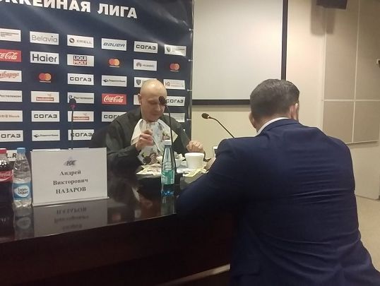 Белорусский журналист съел номер своего издания, проиграв спор. Видео