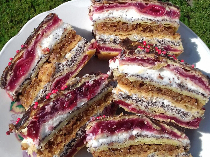 Вишневые коржи смажьте двумя видами крема. Торт 