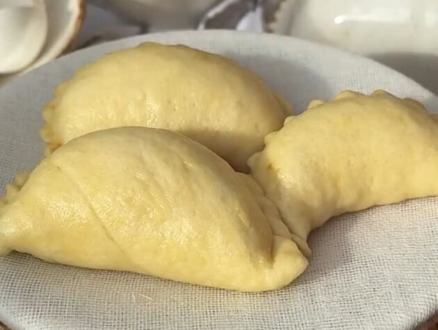 Замісіть м'яке тісто за цим простим рецептом – і відірватися від вареників буде неможливо