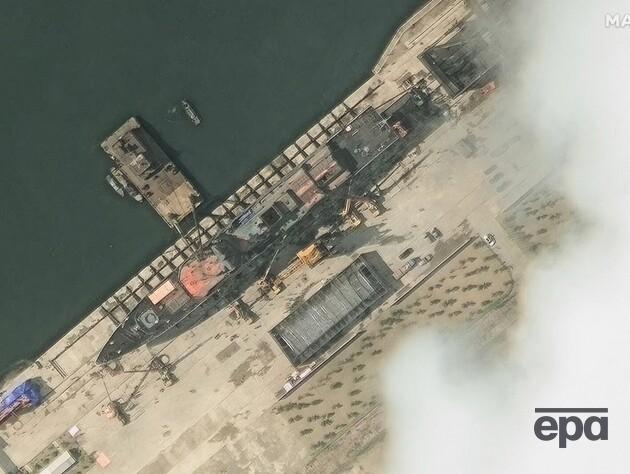 В сети появилось фото военного корабля КНДР, который перевернулся на глазах у Ким Чен Ына