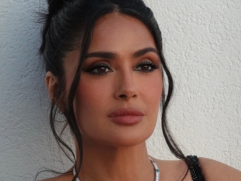 Хайек показала вечерний образ в блестящем платье. Фото