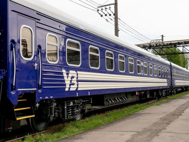 Через провал породи і просідання колії в Івано-Франківській області 