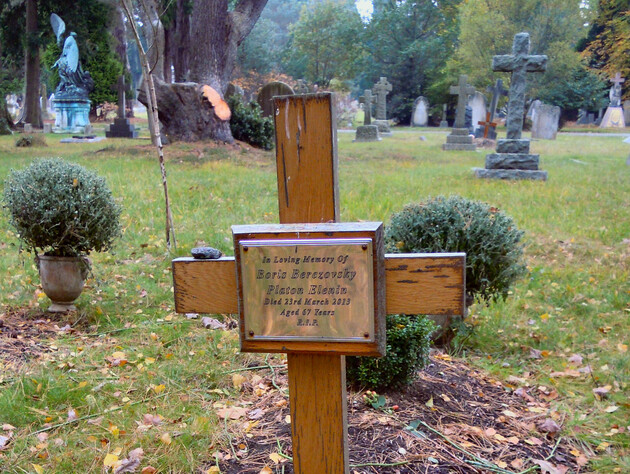 Венедиктов показав занедбану могилу Березовського у Великобританії. Фото з різницею вісім років