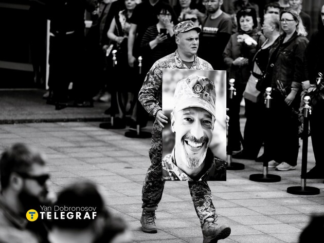 У Києві попрощалися з ведучим і військовослужбовцем Максимом Неліпою, який загинув на фронті. Фото