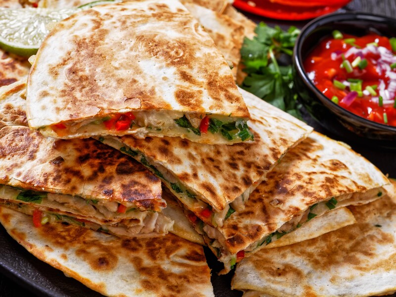 Воспользуйтесь этой хитростью – и лаваш с мясом и сыром получится вкусным. Очень быстрый рецепт