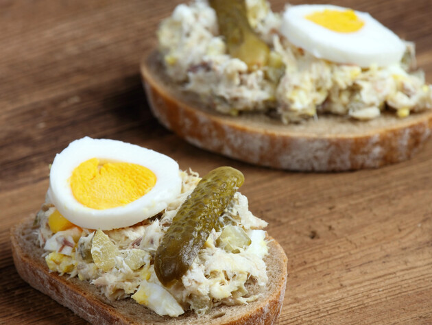 Смешайте эти ингредиенты – и получите очень вкусную намазку на бутерброды. Рецепт быстрого перекуса