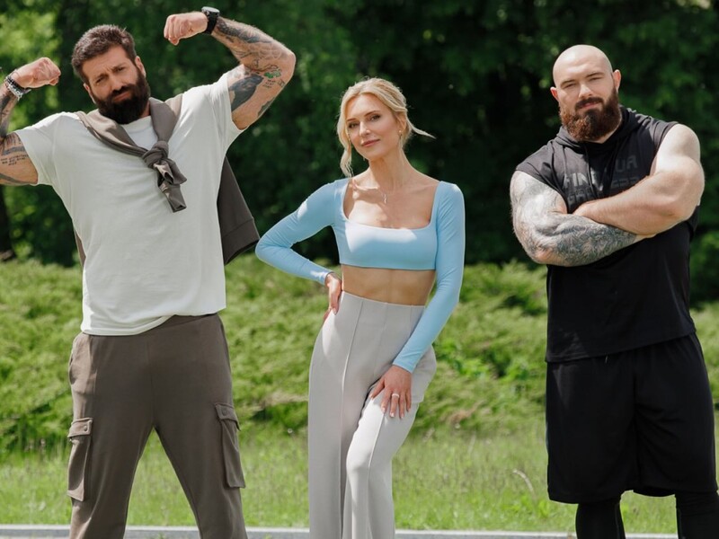 Возле монумента 