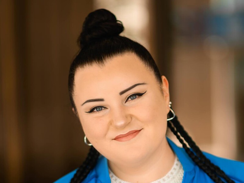 alyona alyona показала свою одежду, из-за которой американцы останавливали автомобиль и кричали ей