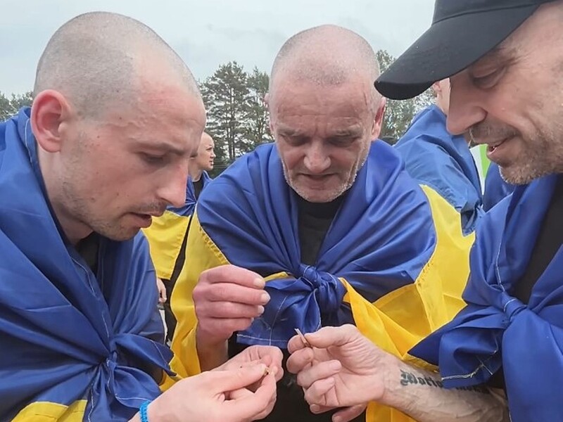 "Три роки ми не їли шоколаду". Опублікували відео повернення українців із російського полону. Відео