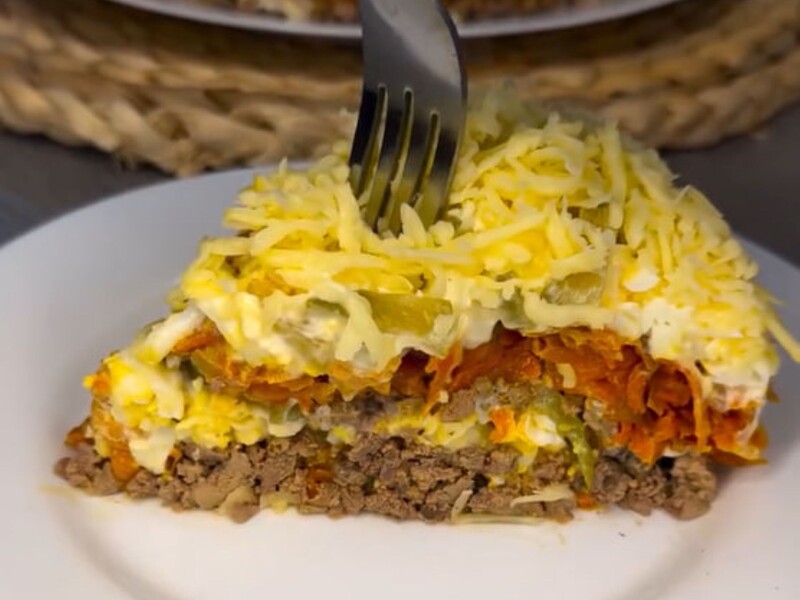 Викладіть це шарами – і салат із курячої печінки вийде ніжним і неймовірно смачним. Рецепт