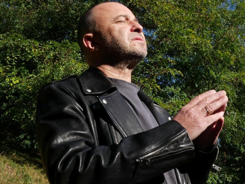 Виктор Павлик публично обратился к сестре и показал, какими они были в детстве