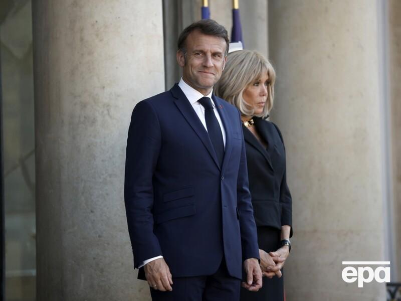 Макрон получил пощечину от жены. Видео