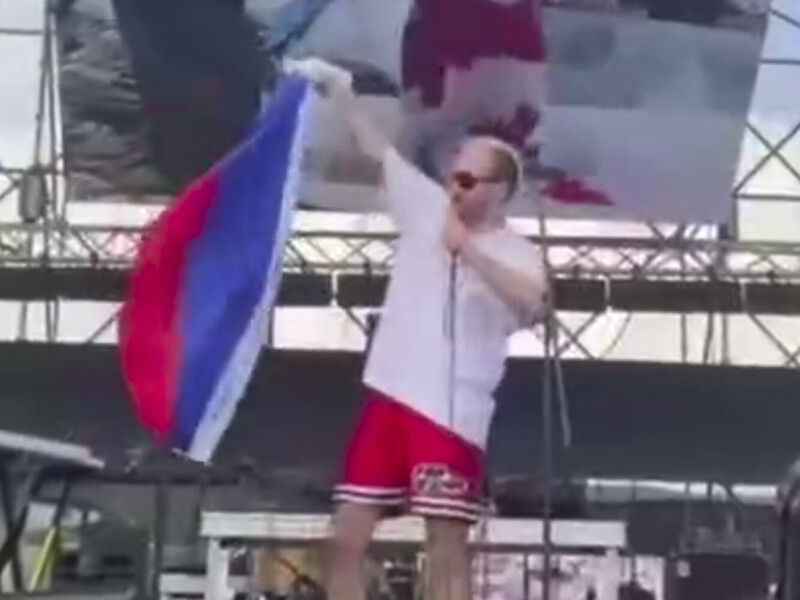 В Грузии музыкант "помочился" на флаг РФ. В Москве обещали завести на него дело