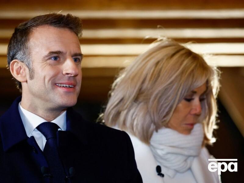 Її діти не знали, а його батьки були проти. Як починався роман Макрона з учителькою, яка стала дружиною