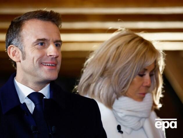 Її діти не знали, а його батьки були проти. Як починався роман Макрона з учителькою, яка стала дружиною