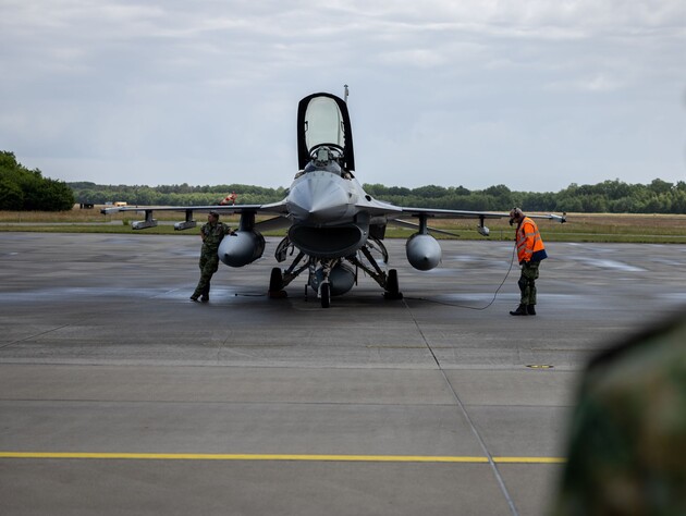 Із Нідерландів вилетіли останні F-16 для України. Скільки всього їх передали?