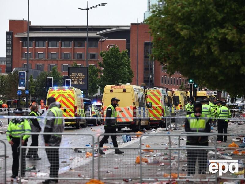 Автомобиль въехал в толпу в Ливерпуле во время массового парада футбольных фанатов. Есть пострадавшие