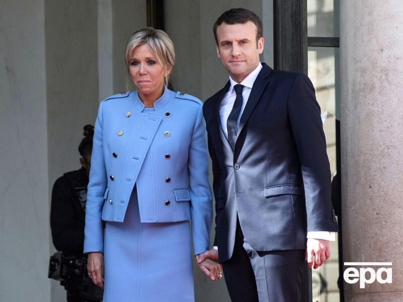 "Момент близости". Елисейский дворец объяснил видео, где жена дает Макрону пощечину