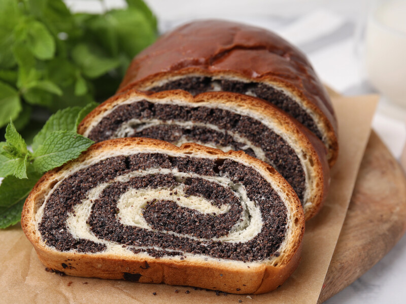 Завиванці, які не черствіють: авторський рецепт із заварним тістом і пухкою маковою начинкою