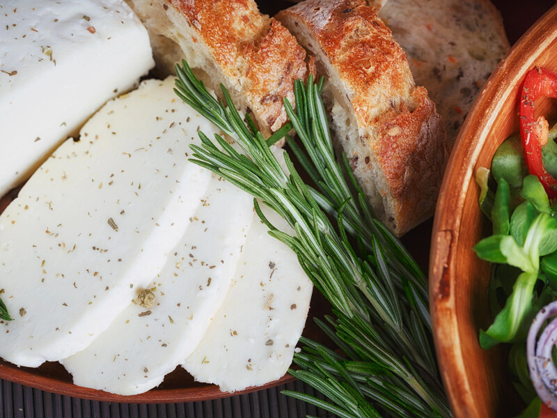 Цей домашній закусочний сир роблять без гніту. Із 2 л молока – 900 г сиру