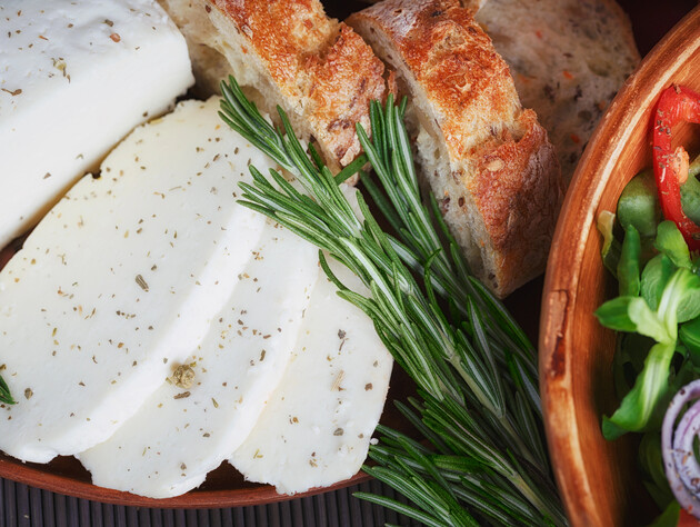 Этот домашний закусочный сыр делают без гнета. Из 2 л молока – 900 г сыра