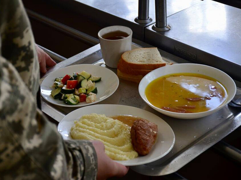 Малину заменят голубикой. Минобороны заявило об оптимизации меню в ВСУ