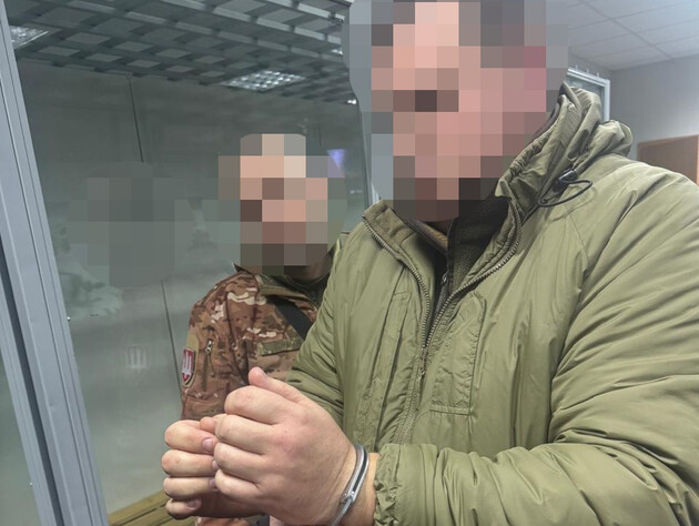 Екскомбриг забезпечував виплати дружині за 