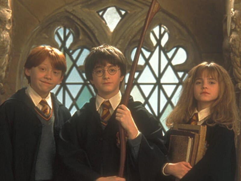 В сети показали, как выглядят Гарри Поттер, Рон и Гермиона из нового сериала