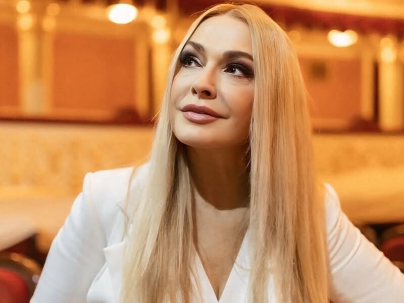 58-летняя Ольга Сумская показала образ, в котором тренируется в спортзале. Видео