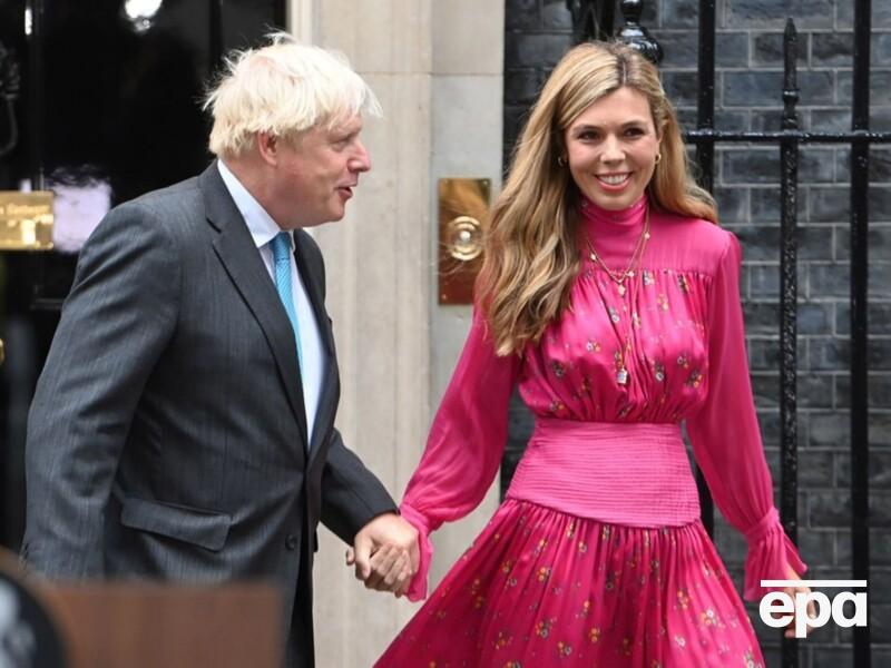 60-річний Борис Джонсон засвітився в будівельному магазині з новонародженою дочкою. Фото