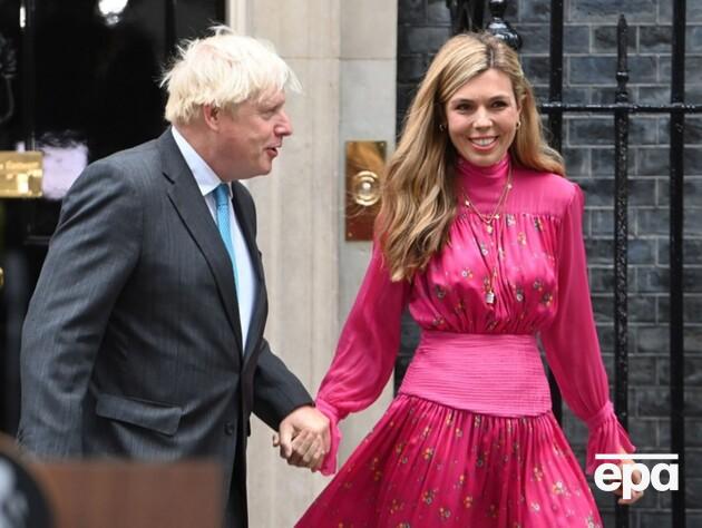 60-летний Борис Джонсон засветился в строительном магазине с новорожденной дочерью. Фото