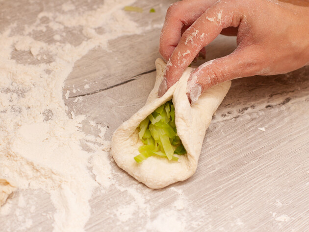 Если лепить пирожки так, они будут аккуратными и не расползутся. Лайфхак