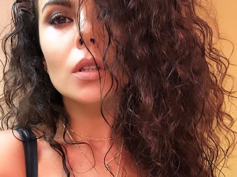 Каменских в дерзком ролике показала бюст с верхнего ракурса. Видео