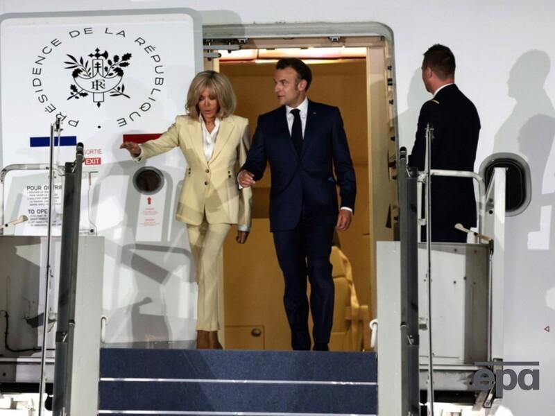 "Держись подальше, неудачник". Эксперт по чтению по губам расшифровал слова жены Макрона после пощечины