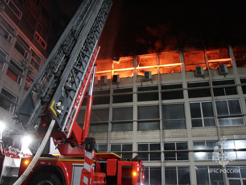 У Санкт-Петербурзі горить один із найбільших заводів, який є стратегічним об'єктом російського оборонпрому