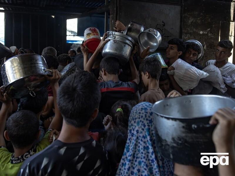 В Газе толпы голодающих палестинцев ограбили склад ООН с продуктами. Есть погибшие