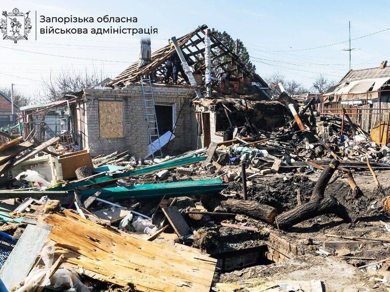 РФ сбросила по меньшей мере пять авиабомб на дом в Запорожской области. Под завалами люди