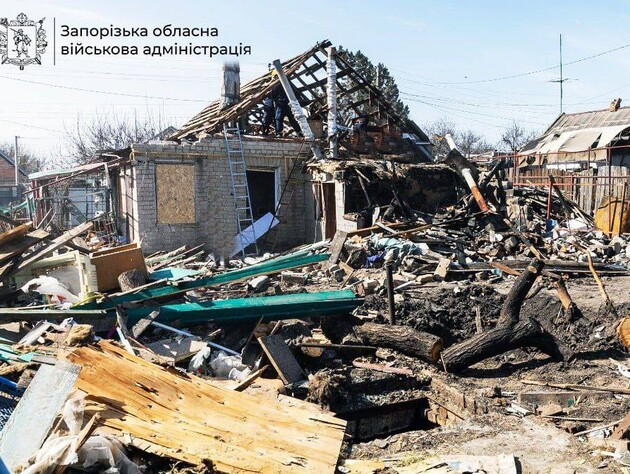 РФ сбросила по меньшей мере пять авиабомб на дом в Запорожской области. Под завалами люди