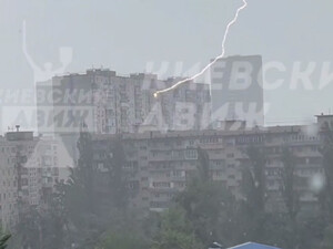 В Киеве шторм, столицу заливает водой. В многоэтажку попала молния. Видео