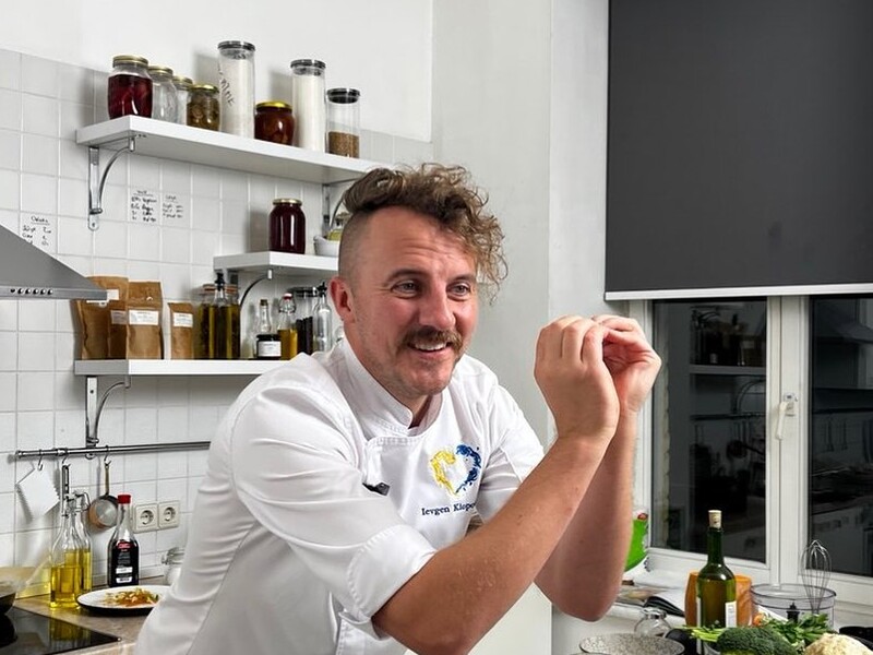 Клопотенко посоветовал украинцам жарить чай. Он перед камерой попробовал это и показал свою реакцию 