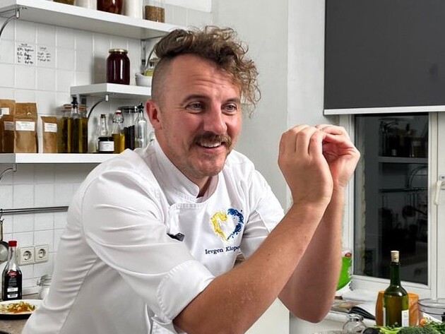 Клопотенко порадив українцям смажити чай. Він перед камерою спробував це і показав свою реакцію