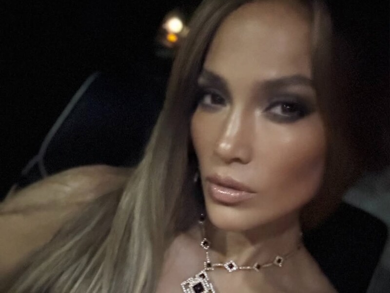 51-летняя Лопес показала, как носит платья без бюстгальтера. Видео