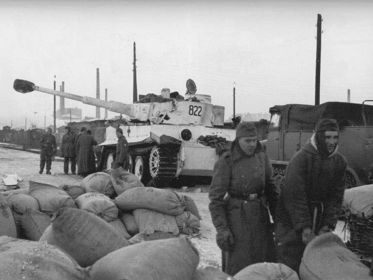 Киевлянка Хорошунова в дневнике 1943 года: Немцы, приехавшие из Харькова, поражены. Они предложили желающим ехать с ними, но все остались